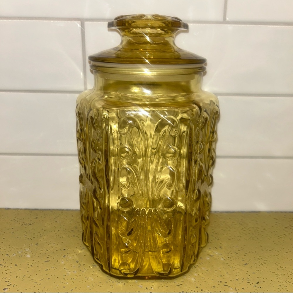 #170 VTG 1972 L.E. Smith Atterbury Scroll Honey Amber 9" Lidded Canister Jar
